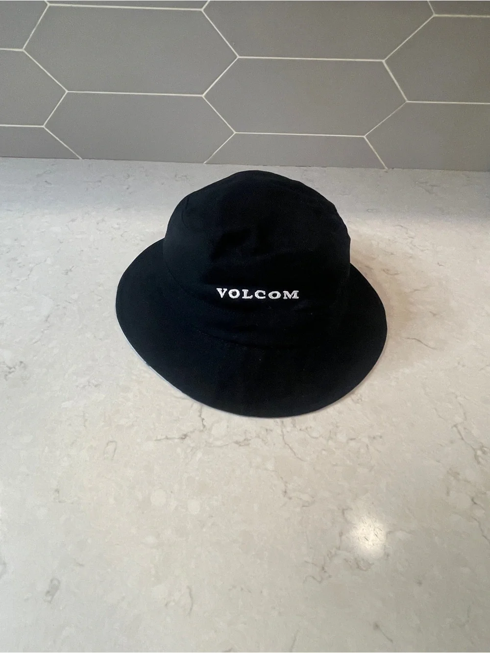 Volcom Reversible Black Bucket Hat w/ White Logo / Tie Dye Black & Yellow Small